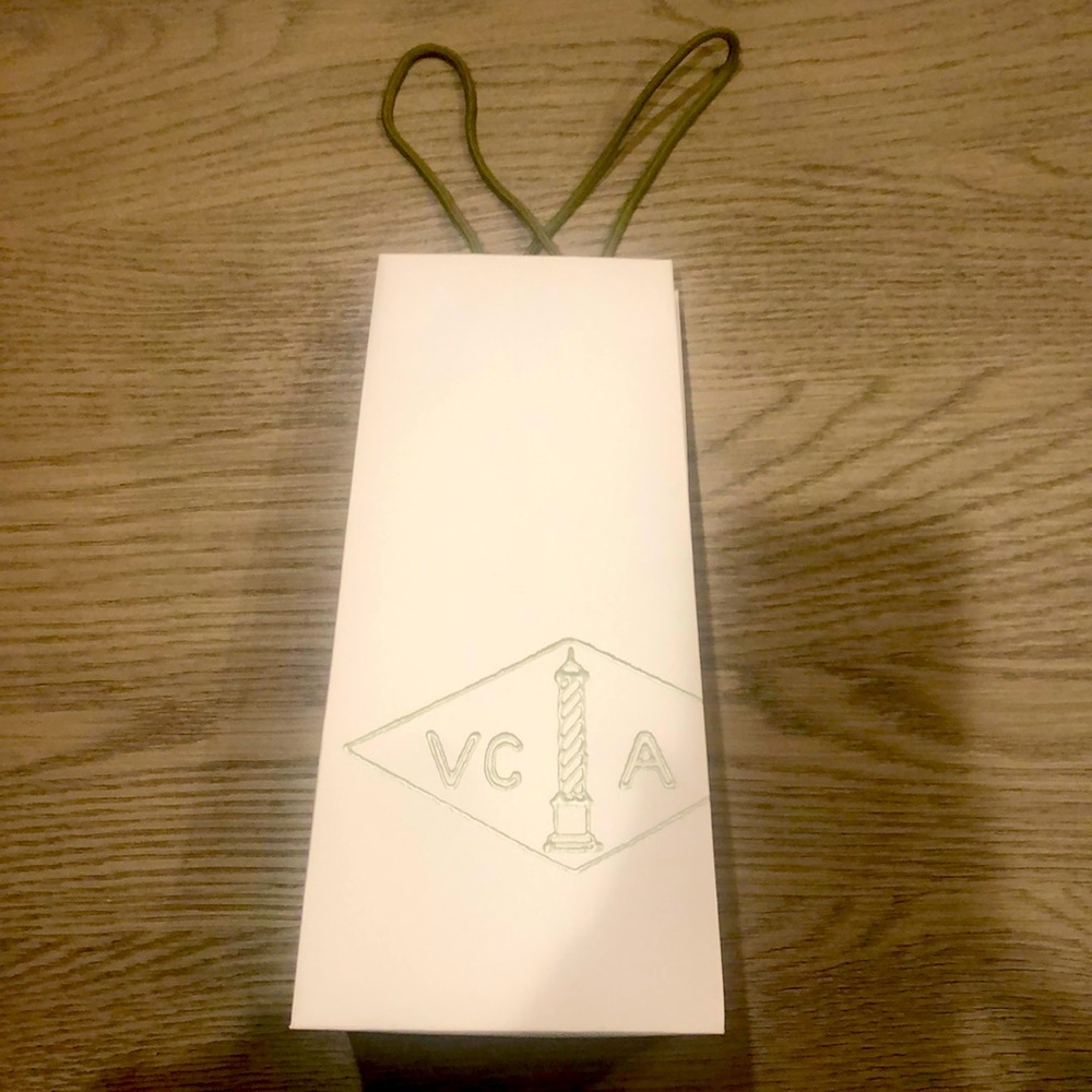 Van Cleef& Arpels shopping bag - minor mark on the bottom